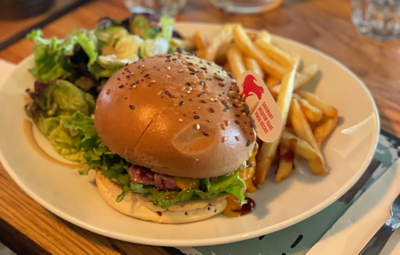 restaurant au bord du lac d'éguzon