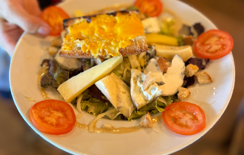 restaurant au bord du lac d'éguzon