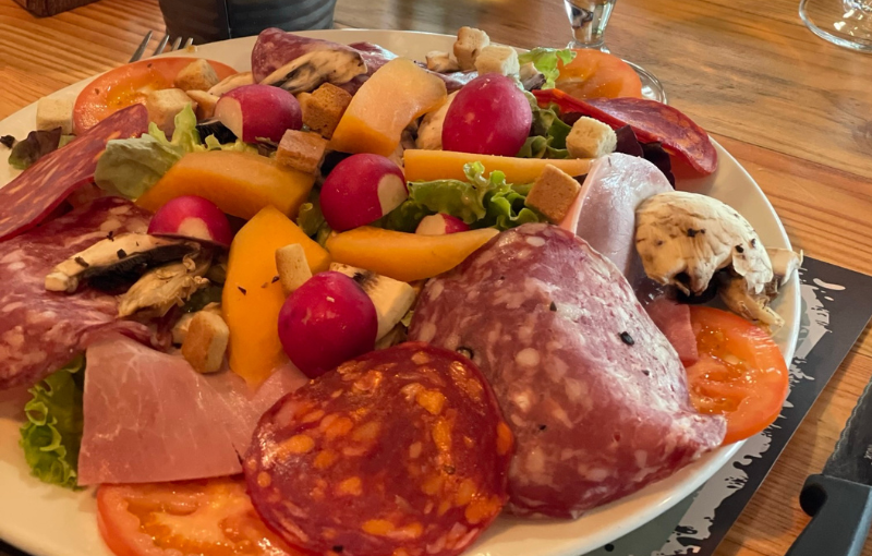 restaurant au bord du lac d'éguzon