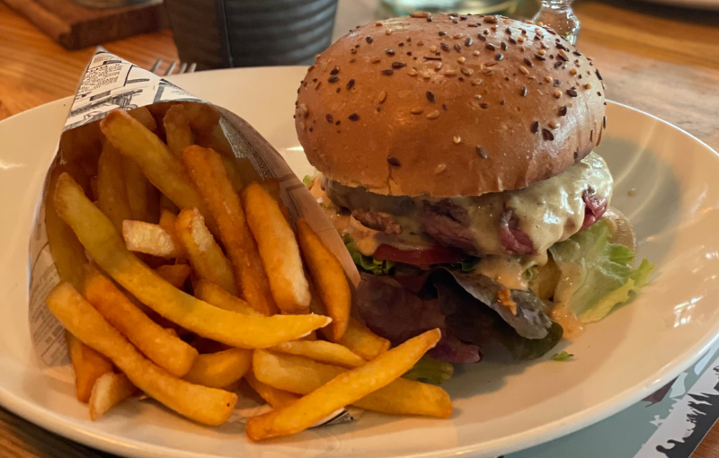 restaurant au bord du lac d'éguzon