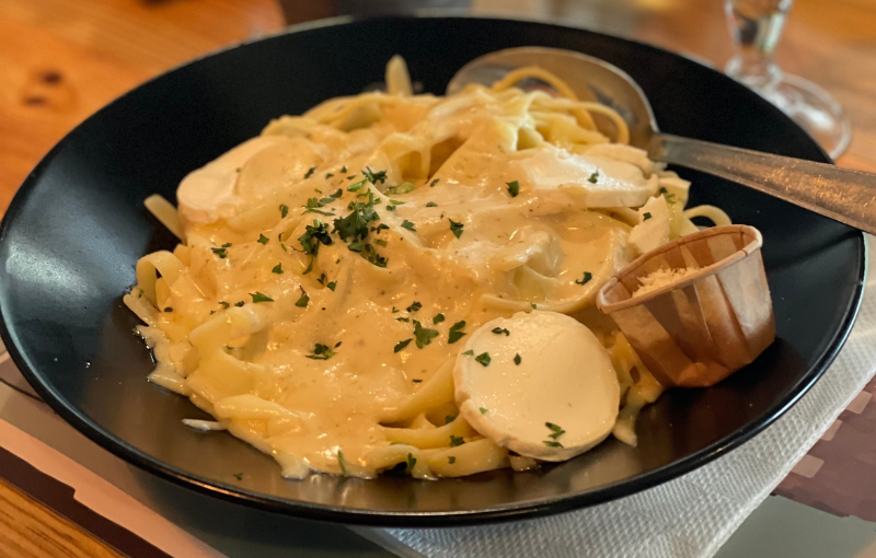 restaurant au bord du lac d'éguzon